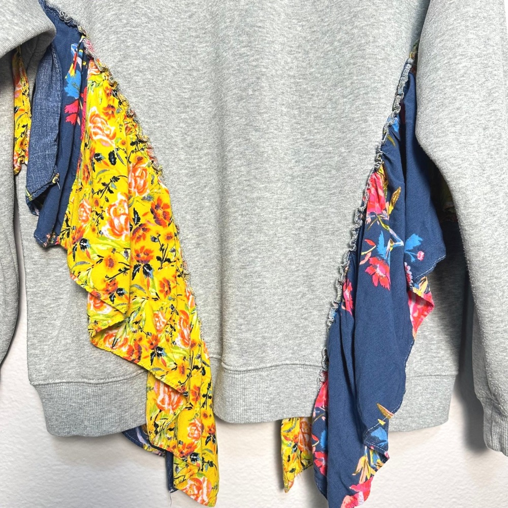 Free People She's Just Cute Mixed Floral Ruffle Sweatshirt Gray Pullover M - Picture 8 of 11